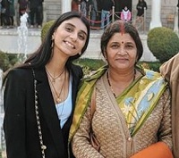 Dolly-Singh-pictured-with-her-mom-wiki-bio-career-networth-youtube-instagram- sociaL-media-family