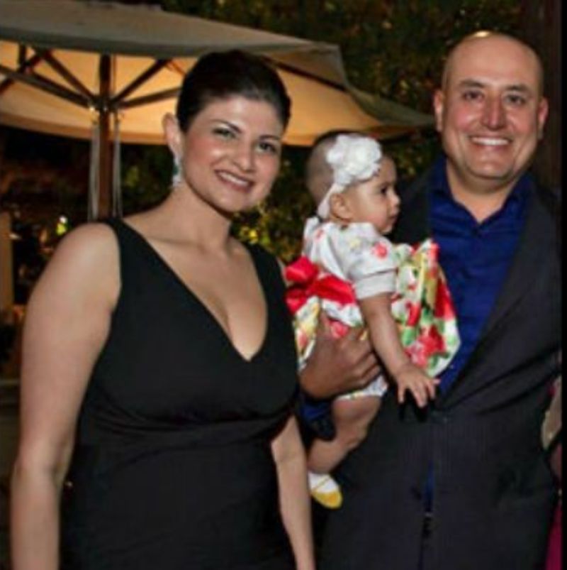 Sabeer-Bhatia-with-his-wife-and-daughter